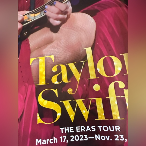 Taylor Swift - Fan Guide To The Eras Tour: 2 Collectible -2 sets available - Picture 8 of 17